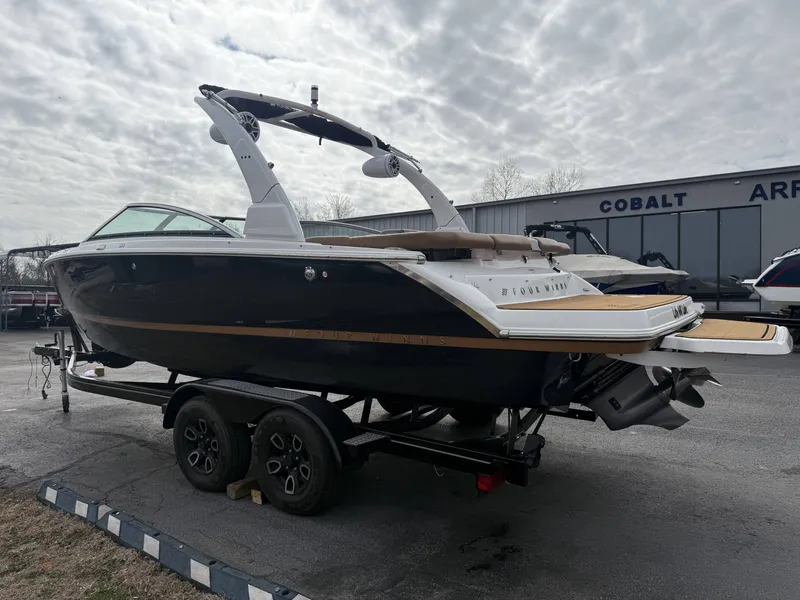 Slide: The Image of Four Winns H4 2023 - 5