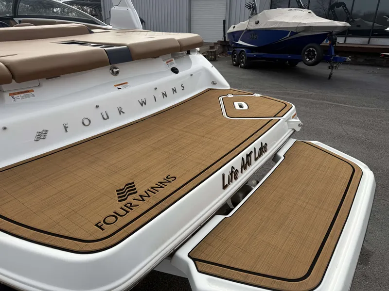 Slide: The Image of Four Winns H4 2023 - 8