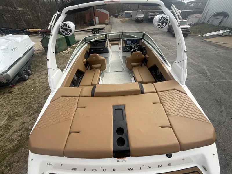 Slide: The Image of Four Winns H4 2023 - 9