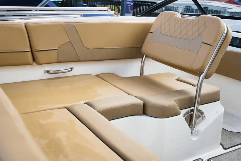 Slide: The Image of Bayliner VR5 Bowrider I/O 2024 - 18