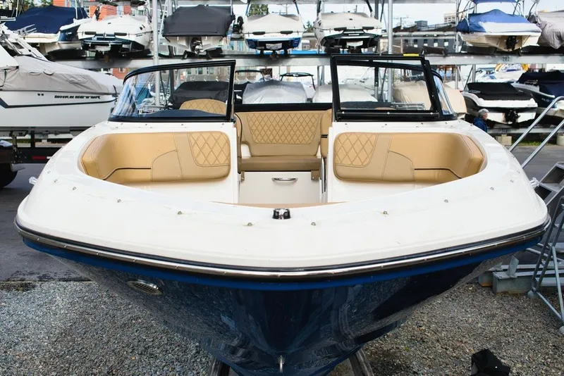 Slide: The Image of Bayliner VR5 Bowrider I/O 2024 - 6