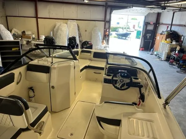 Slide: The Image of Bayliner DX 2200 2021 - 4