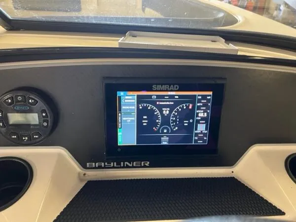 Slide: The Image of Bayliner DX 2200 2021 - 8