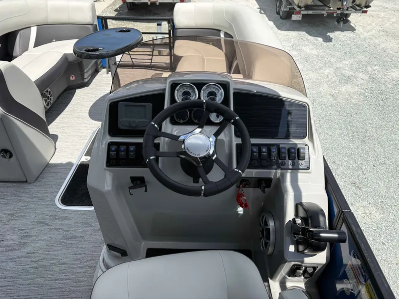 Slide: The Image of 2026 Sylvan X-5 CLZ DH helm with modern dashboard design. - 14