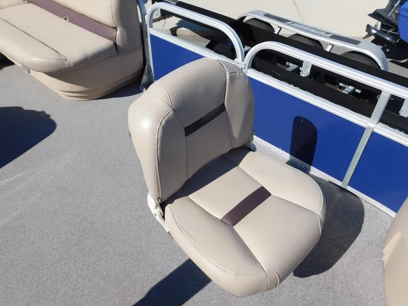 Slide: The Image of Sun Tracker Fishin' Barge 22 DLX 2017 - 11