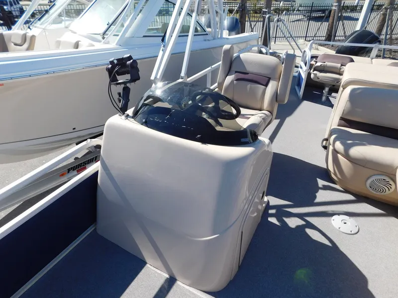 Slide: The Image of Sun Tracker Fishin' Barge 22 DLX 2017 - 12