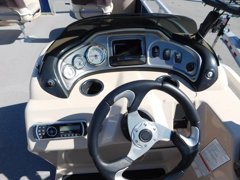 Slide: The Image of Sun Tracker Fishin' Barge 22 DLX 2017 - 13