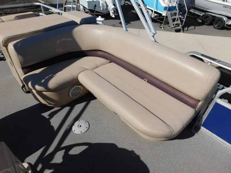 Slide: The Image of Sun Tracker Fishin' Barge 22 DLX 2017 - 15