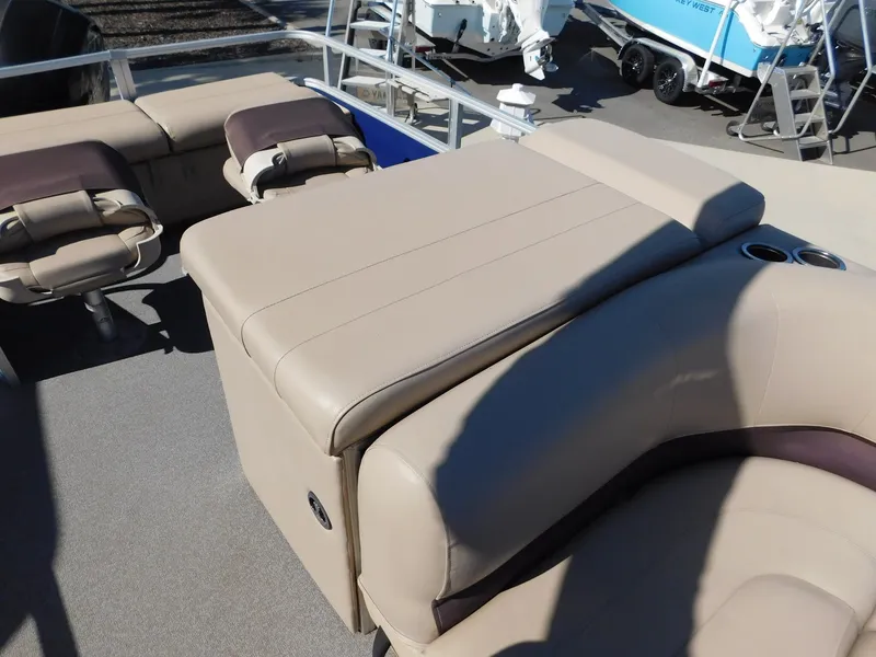 Slide: The Image of Sun Tracker Fishin' Barge 22 DLX 2017 - 16