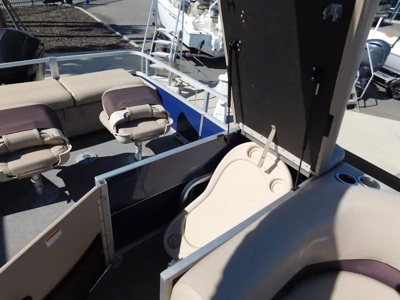 Slide: The Image of Sun Tracker Fishin' Barge 22 DLX 2017 - 17