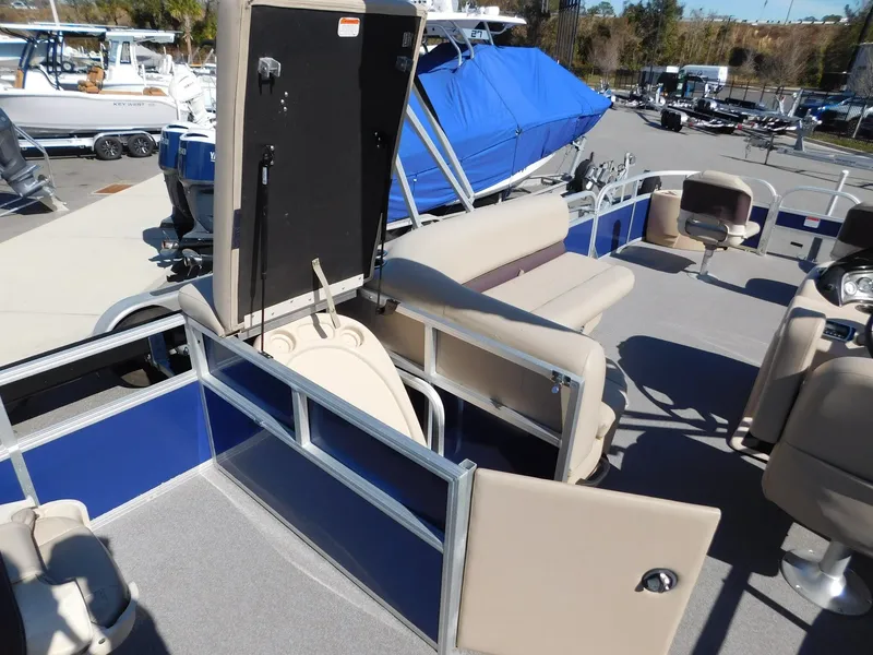 Slide: The Image of Sun Tracker Fishin' Barge 22 DLX 2017 - 18