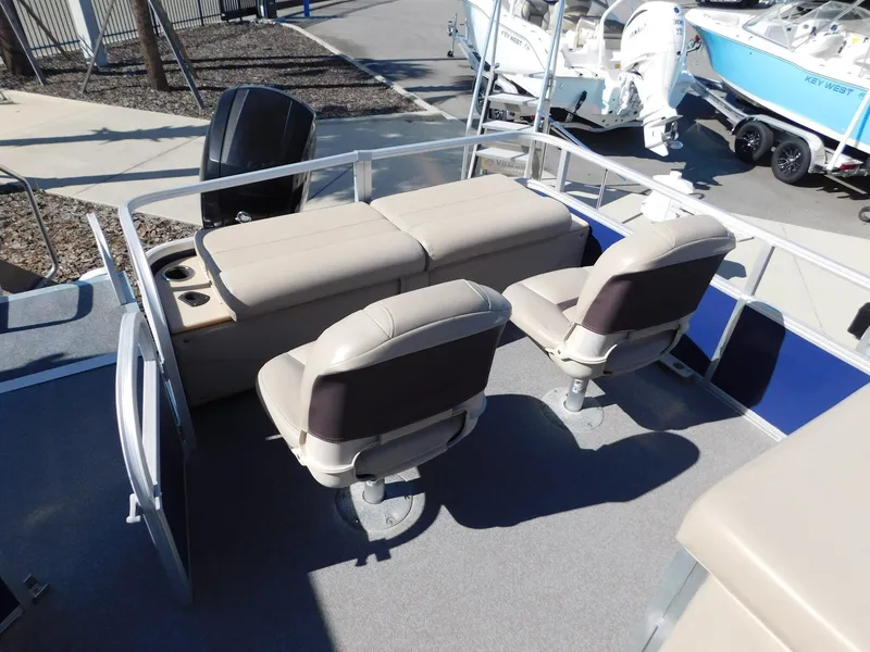 Slide: The Image of Sun Tracker Fishin' Barge 22 DLX 2017 - 19