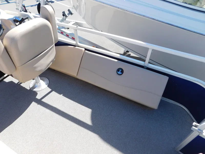 Slide: The Image of Sun Tracker Fishin' Barge 22 DLX 2017 - 20