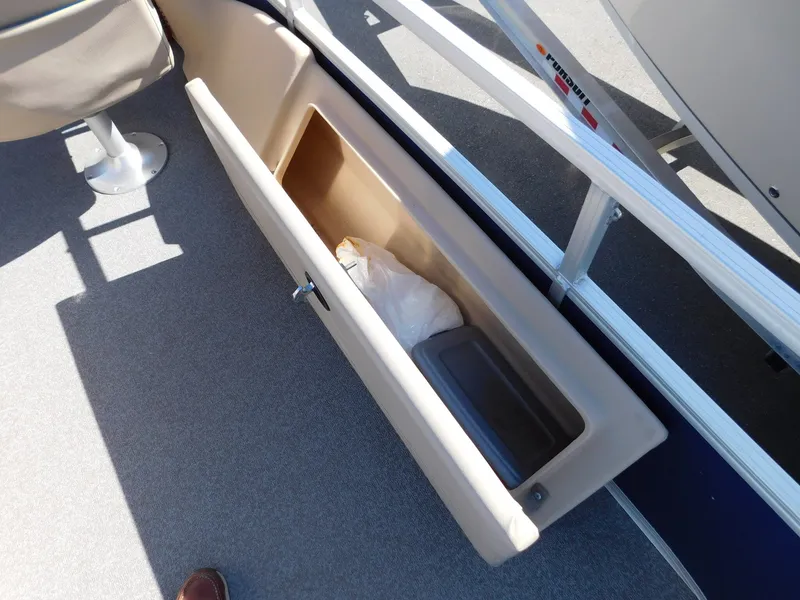 Slide: The Image of Sun Tracker Fishin' Barge 22 DLX 2017 - 21