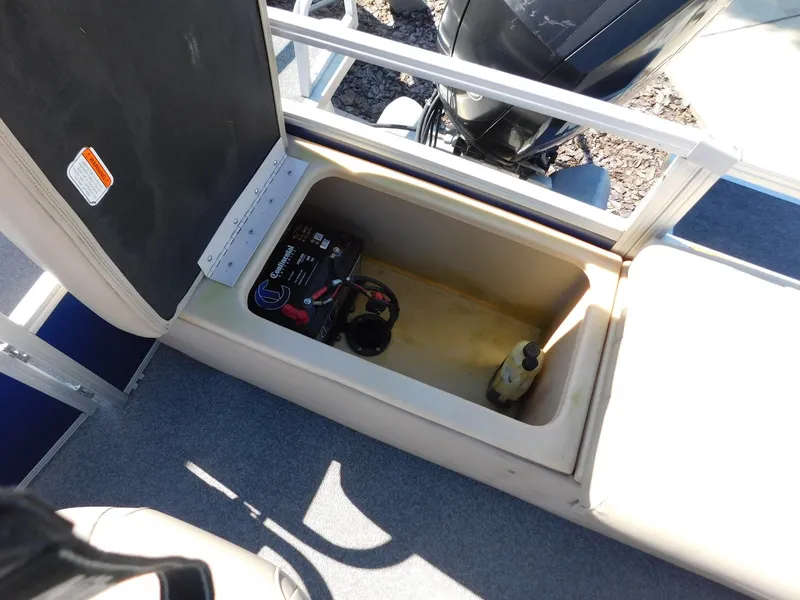 Slide: The Image of Sun Tracker Fishin' Barge 22 DLX 2017 - 22