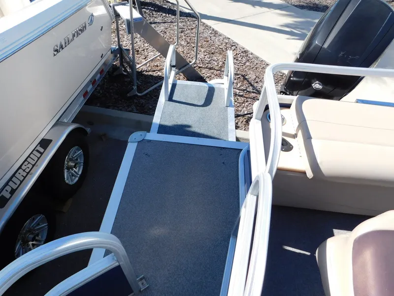 Slide: The Image of Sun Tracker Fishin' Barge 22 DLX 2017 - 24