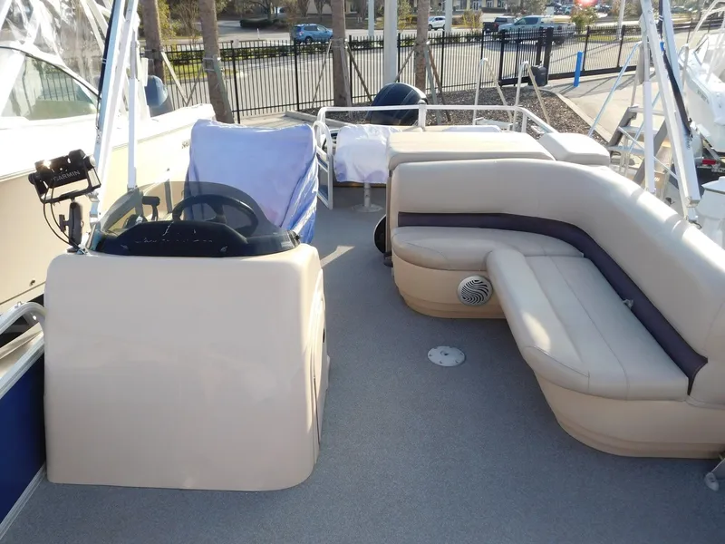 Slide: The Image of Sun Tracker Fishin' Barge 22 DLX 2017 - 4