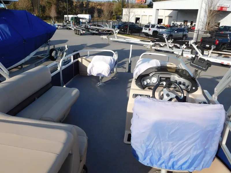 Slide: The Image of Sun Tracker Fishin' Barge 22 DLX 2017 - 5