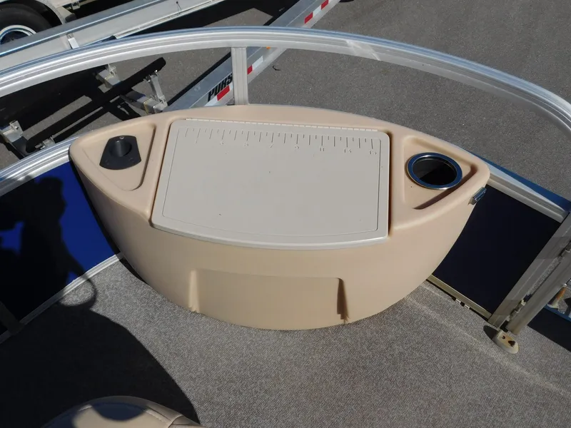 Slide: The Image of Sun Tracker Fishin' Barge 22 DLX 2017 - 7