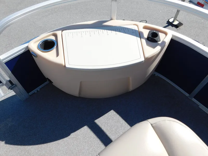 Slide: The Image of Sun Tracker Fishin' Barge 22 DLX 2017 - 9