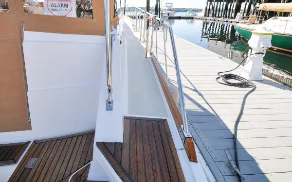 Slide: The Image of Grand Banks Eastbay 43EX 2000 - 10