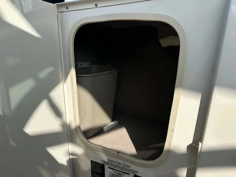 Slide: The Image of Sea Ray 220 Select 2005 - 35