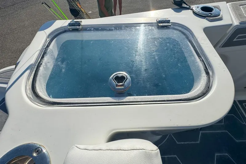 Slide: The Image of Livewell on 2021 Wellcraft 262 Fisherman boat, featuring a transparent lid and secure latch. - 34