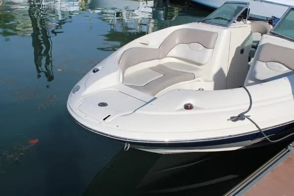 Slide: The Image of Sea Ray 220 Sundeck 2004 - 4