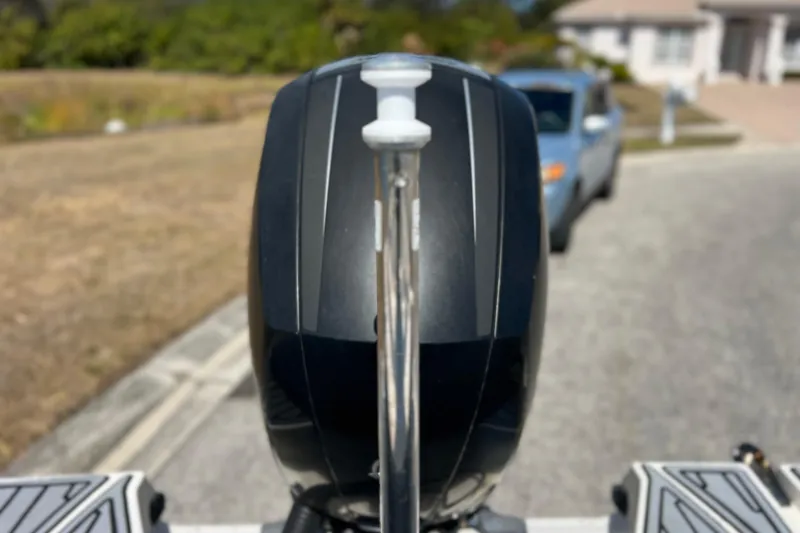 Slide: The Image of Outboard motor of a 2015 Sea Ray 21 SPX OB boat on a driveway. - 47
