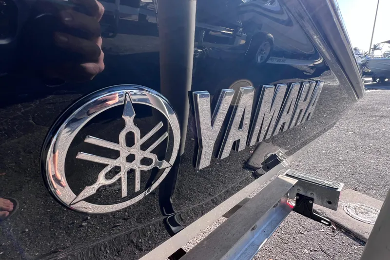 Slide: The Image of Close-up of Yamaha logo on 2018 Yamaha Boats 190 FSH Deluxe. - 11