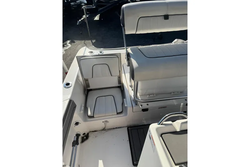 Slide: The Image of 2018 Yamaha Boats 190 FSH Deluxe interior seating and storage compartments. - 28