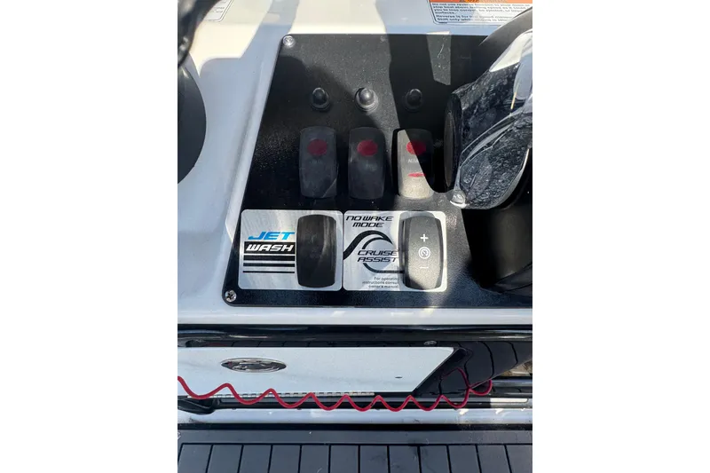 Slide: The Image of Control panel of 2018 Yamaha Boats 190 FSH Deluxe featuring Jet Wash and Cruise Assist. - 32