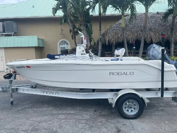 Slide: The Image of Robalo R160 2019 - 3