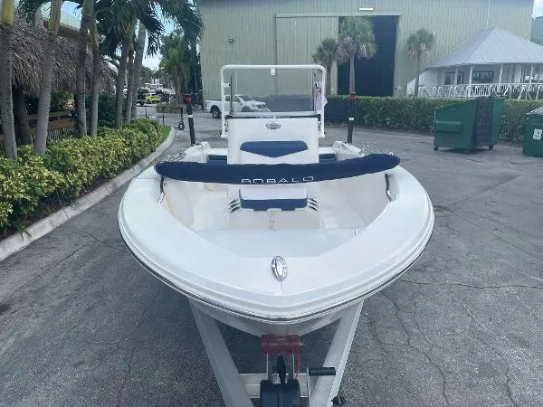 Slide: The Image of Robalo R160 2019 - 4
