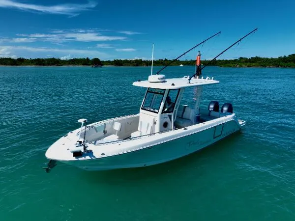 Slide: The Image of Robalo R272 Center Console 2021 - 5