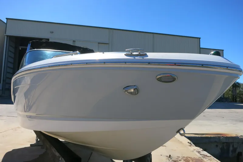 Slide: The Image of 2019 Chaparral 21 H2O Sport OB boat in front of a warehouse. - 4