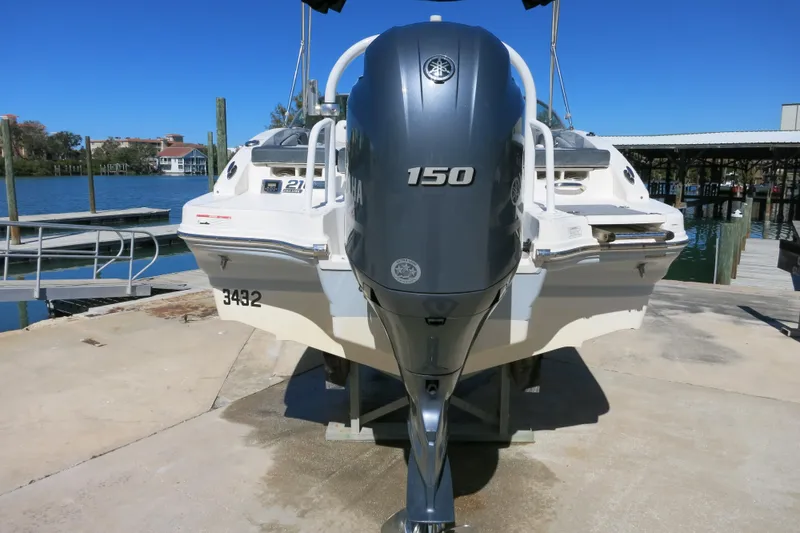 Slide: The Image of 2019 Chaparral 21 H2O Sport OB boat with Yamaha 150 engine at dockside. - 8