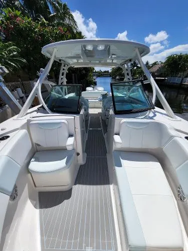 Slide: The Image of Robalo 317dc 2018 - 1