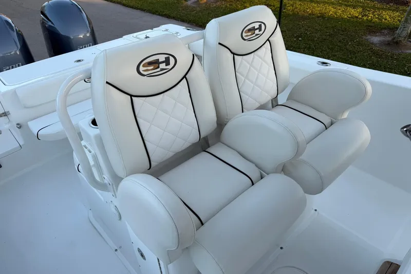 Slide: The Image of White leather seats on a 2014 Sea Hunt Gamefish 27 boat. - 14