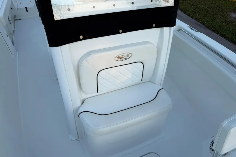 Slide: The Image of 2014 Sea Hunt Gamefish 27 boat seat with white upholstery and black trim. - 23