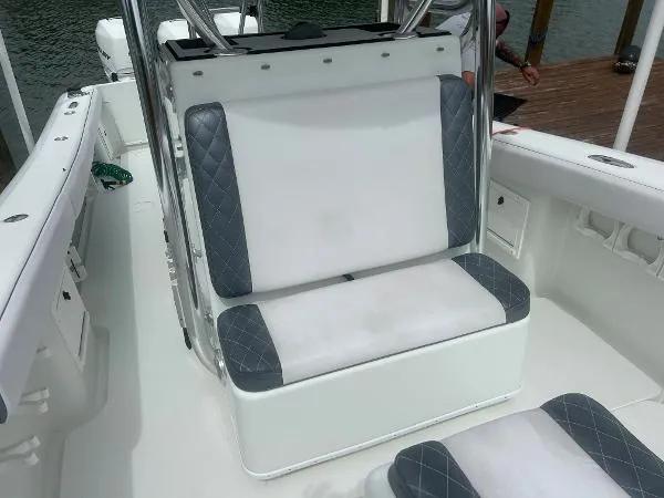 Slide: The Image of Yellowfin 34 2006 - 10