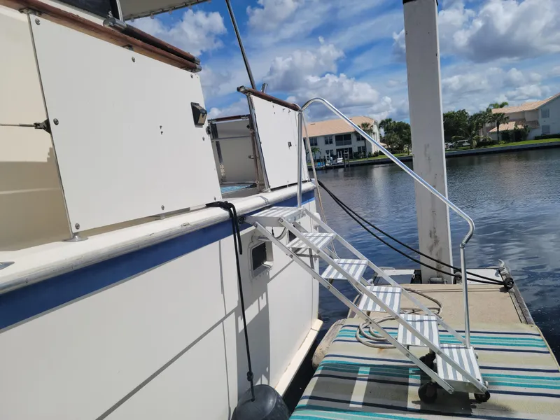 Slide: The Image of Hatteras 43 Motor Yacht 1975 - 9