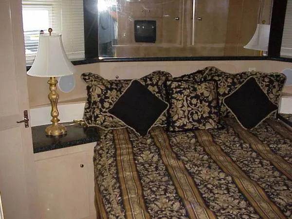 Slide: The Image of Carver Yachts 406 Motor Yacht 2000 - 4