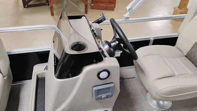 Slide: The Image of Sun Tracker Party Barge 16 DLX 2025 - 15