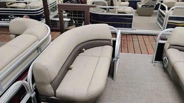 Slide: The Image of Sun Tracker Party Barge 16 DLX 2025 - 18