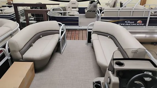 Slide: The Image of Sun Tracker Party Barge 16 DLX 2025 - 24