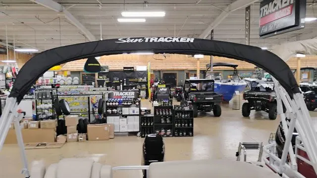 Slide: The Image of Sun Tracker Party Barge 16 DLX 2025 - 28