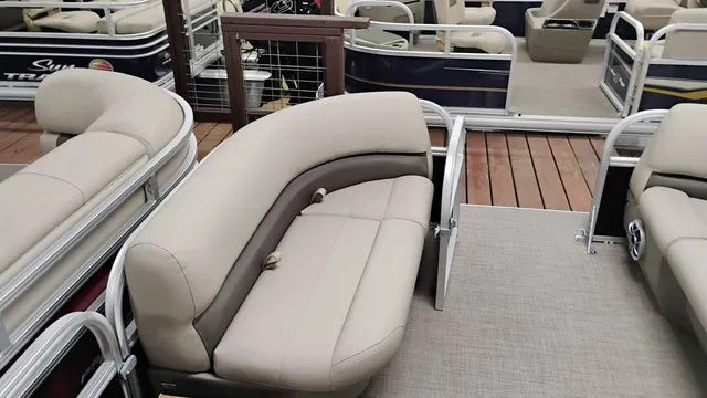 Slide: The Image of Sun Tracker Party Barge 16 DLX 2025 - 31