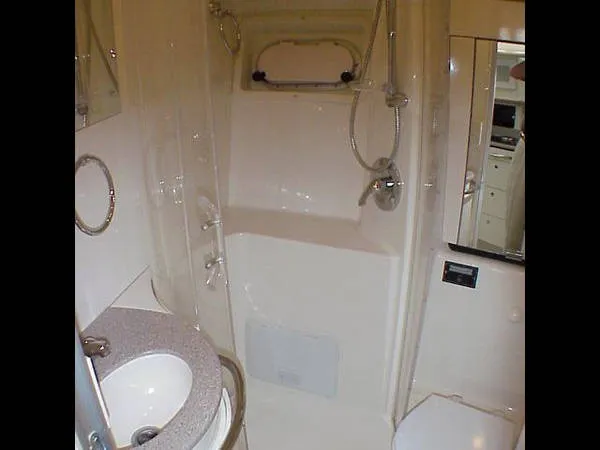 Slide: The Image of Bayliner Avanti 4085 Express 1997 - 4