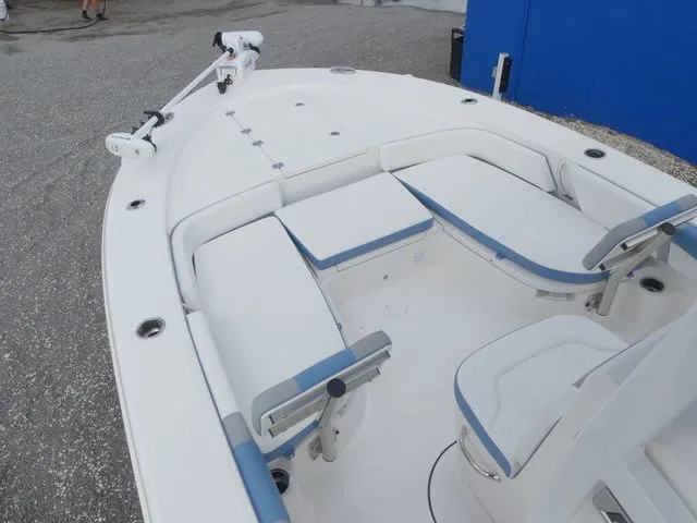 Slide: The Image of Robalo 246 Cayman 2026 - 12
